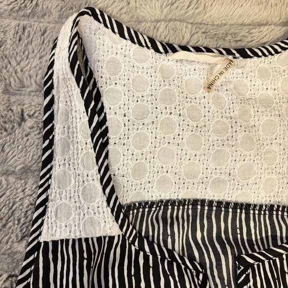 Le Sample Medium Black & White Striped Racerback Blouse, Eyelet Detail - Picture 3 of 6
